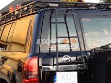 Žebřík na zadní dveře Nissan Patrol Y61 GU4